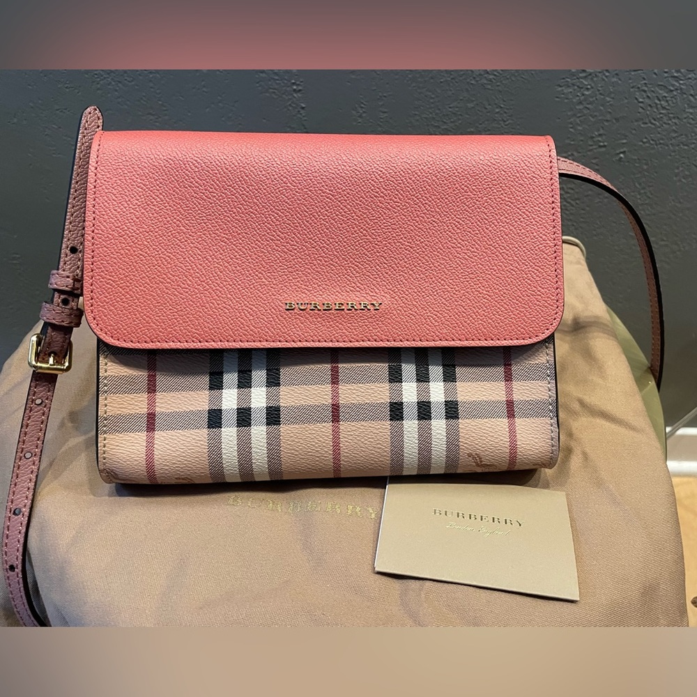 Authentic Burberry crossbody haymarket check
Loxley purse in pink